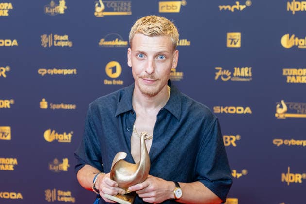 Leipzig - 32. Goldene Henne in Leipzig: Felix Lobrecht gewinnt den Publikumspreis in der Kategorie Entertainment 04.09.2026 ab 18 Uhr Leipzig, Messe-Allee 1 (Leipziger Messe) im Foto: Felix Lobrecht erhält die Goldene Henne bei der Publikumswahl Entertainment von Laudator Filiz Tasdan Deutschlands größter Publikumspreis, die Goldene Henne wird am 4. September 2026 zum 32. Mal vergeben. Die Preisverleihung findet erneut in Leipzig statt und wird vor rund 4.500 Zuschauern in der HALLE:EINS der Leipziger Messe zum zweiten Mal in der ARD live ab 20.15 Uhr übertragen. Die Preise in den Kategorien Entertainment, Film & Fernsehen, Musik und Sport werden traditionell von den Zuschauern bestimmt. Leipzig Sachse Copyright: xEHLxMedia BjörnxStachx 20260904_Leipzig-Goldene Henne-Lobrecht_3