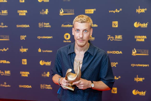 Leipzig - 32. Goldene Henne in Leipzig: Felix Lobrecht gewinnt den Publikumspreis in der Kategorie Entertainment 04.09.2026 ab 18 Uhr Leipzig, Messe-Allee 1 (Leipziger Messe) im Foto: Felix Lobrecht erhält die Goldene Henne bei der Publikumswahl Entertainment von Laudator Filiz Tasdan Deutschlands größter Publikumspreis, die Goldene Henne wird am 4. September 2026 zum 32. Mal vergeben. Die Preisverleihung findet erneut in Leipzig statt und wird vor rund 4.500 Zuschauern in der HALLE:EINS der Leipziger Messe zum zweiten Mal in der ARD live ab 20.15 Uhr übertragen. Die Preise in den Kategorien Entertainment, Film & Fernsehen, Musik und Sport werden traditionell von den Zuschauern bestimmt. Leipzig Sachse Copyright: xEHLxMedia BjörnxStachx 20260904_Leipzig-Goldene Henne-Lobrecht_4