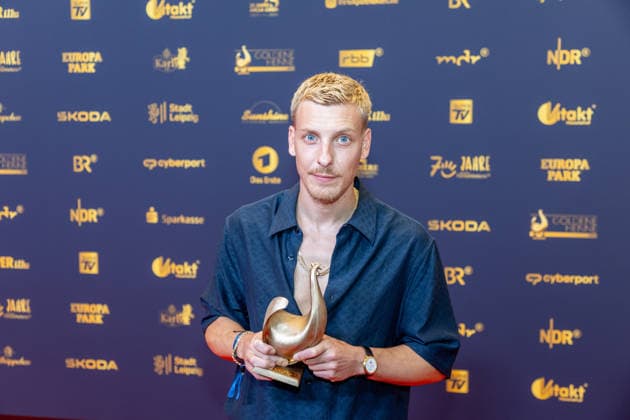 Leipzig - 32. Goldene Henne in Leipzig: Felix Lobrecht gewinnt den Publikumspreis in der Kategorie Entertainment 04.09.2026 ab 18 Uhr Leipzig, Messe-Allee 1 (Leipziger Messe) im Foto: Felix Lobrecht erhält die Goldene Henne bei der Publikumswahl Entertainment von Laudator Filiz Tasdan Deutschlands größter Publikumspreis, die Goldene Henne wird am 4. September 2026 zum 32. Mal vergeben. Die Preisverleihung findet erneut in Leipzig statt und wird vor rund 4.500 Zuschauern in der HALLE:EINS der Leipziger Messe zum zweiten Mal in der ARD live ab 20.15 Uhr übertragen. Die Preise in den Kategorien Entertainment, Film & Fernsehen, Musik und Sport werden traditionell von den Zuschauern bestimmt. Leipzig Sachse Copyright: xEHLxMedia BjörnxStachx 20260904_Leipzig-Goldene Henne-Lobrecht_5