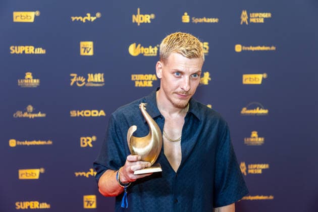 Leipzig - 32. Goldene Henne in Leipzig: Felix Lobrecht gewinnt den Publikumspreis in der Kategorie Entertainment 04.09.2026 ab 18 Uhr Leipzig, Messe-Allee 1 (Leipziger Messe) im Foto: Felix Lobrecht erhält die Goldene Henne bei der Publikumswahl Entertainment von Laudator Filiz Tasdan Deutschlands größter Publikumspreis, die Goldene Henne wird am 4. September 2026 zum 32. Mal vergeben. Die Preisverleihung findet erneut in Leipzig statt und wird vor rund 4.500 Zuschauern in der HALLE:EINS der Leipziger Messe zum zweiten Mal in der ARD live ab 20.15 Uhr übertragen. Die Preise in den Kategorien Entertainment, Film & Fernsehen, Musik und Sport werden traditionell von den Zuschauern bestimmt. Leipzig Sachse Copyright: xEHLxMedia BjörnxStachx 20260904_Leipzig-Goldene Henne-Lobrecht_6