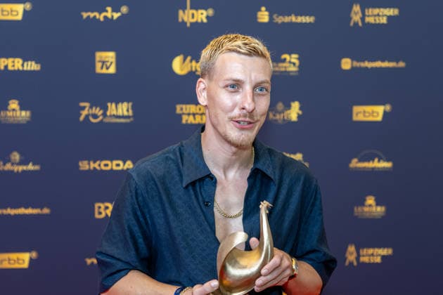 Leipzig - 32. Goldene Henne in Leipzig: Felix Lobrecht gewinnt den Publikumspreis in der Kategorie Entertainment 04.09.2026 ab 18 Uhr Leipzig, Messe-Allee 1 (Leipziger Messe) im Foto: Felix Lobrecht erhält die Goldene Henne bei der Publikumswahl Entertainment von Laudator Filiz Tasdan Deutschlands größter Publikumspreis, die Goldene Henne wird am 4. September 2026 zum 32. Mal vergeben. Die Preisverleihung findet erneut in Leipzig statt und wird vor rund 4.500 Zuschauern in der HALLE:EINS der Leipziger Messe zum zweiten Mal in der ARD live ab 20.15 Uhr übertragen. Die Preise in den Kategorien Entertainment, Film & Fernsehen, Musik und Sport werden traditionell von den Zuschauern bestimmt. Leipzig Sachse Copyright: xEHLxMedia BjörnxStachx 20260904_Leipzig-Goldene Henne-Lobrecht_7