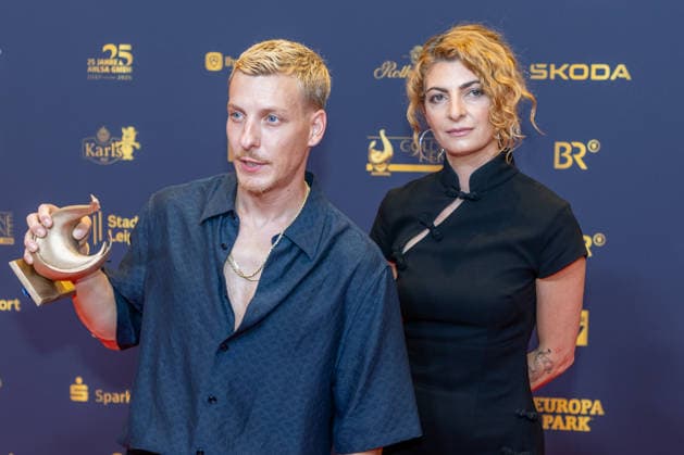 Entertainment Bilder des Tages Leipzig - 32. Goldene Henne in Leipzig: Felix Lobrecht gewinnt den Publikumspreis in der Kategorie Entertainment 04.09.2026 ab 18 Uhr Leipzig, Messe-Allee 1 (Leipziger Messe) im Foto: Felix Lobrecht erhält die Goldene Henne bei der Publikumswahl Entertainment von Laudator Filiz Tasdan Deutschlands größter Publikumspreis, die Goldene Henne wird am 4. September 2026 zum 32. Mal vergeben. Die Preisverleihung findet erneut in Leipzig statt und wird vor rund 4.500 Zuschauern in der HALLE:EINS der Leipziger Messe zum zweiten Mal in der ARD live ab 20.15 Uhr übertragen. Die Preise in den Kategorien Entertainment, Film & Fernsehen, Musik und Sport werden traditionell von den Zuschauern bestimmt. Leipzig Sachse Copyright: xEHLxMedia BjörnxStachx 20260904_Leipzig-Goldene Henne-Lobrecht_8