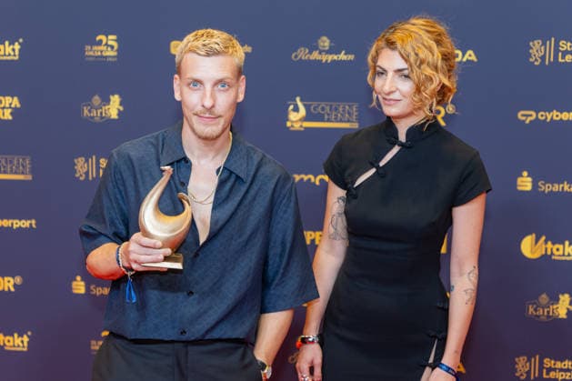 Leipzig - 32. Goldene Henne in Leipzig: Felix Lobrecht gewinnt den Publikumspreis in der Kategorie Entertainment 04.09.2026 ab 18 Uhr Leipzig, Messe-Allee 1 (Leipziger Messe) im Foto: Felix Lobrecht erhält die Goldene Henne bei der Publikumswahl Entertainment von Laudator Filiz Tasdan Deutschlands größter Publikumspreis, die Goldene Henne wird am 4. September 2026 zum 32. Mal vergeben. Die Preisverleihung findet erneut in Leipzig statt und wird vor rund 4.500 Zuschauern in der HALLE:EINS der Leipziger Messe zum zweiten Mal in der ARD live ab 20.15 Uhr übertragen. Die Preise in den Kategorien Entertainment, Film & Fernsehen, Musik und Sport werden traditionell von den Zuschauern bestimmt. Leipzig Sachse Copyright: xEHLxMedia BjörnxStachx 20260904_Leipzig-Goldene Henne-Lobrecht_10