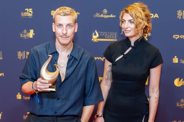Leipzig - 32. Goldene Henne in Leipzig: Felix Lobrecht gewinnt den Publikumspreis in der Kategorie Entertainment 04.09.2026 ab 18 Uhr Leipzig, Messe-Allee 1 (Leipziger Messe) im Foto: Felix Lobrecht erhält die Goldene Henne bei der Publikumswahl Entertainment von Laudator Filiz Tasdan Deutschlands größter Publikumspreis, die Goldene Henne wird am 4. September 2026 zum 32. Mal vergeben. Die Preisverleihung findet erneut in Leipzig statt und wird vor rund 4.500 Zuschauern in der HALLE:EINS der Leipziger Messe zum zweiten Mal in der ARD live ab 20.15 Uhr übertragen. Die Preise in den Kategorien Entertainment, Film & Fernsehen, Musik und Sport werden traditionell von den Zuschauern bestimmt. Leipzig Sachse Copyright: xEHLxMedia BjörnxStachx 20260904_Leipzig-Goldene Henne-Lobrecht_9
