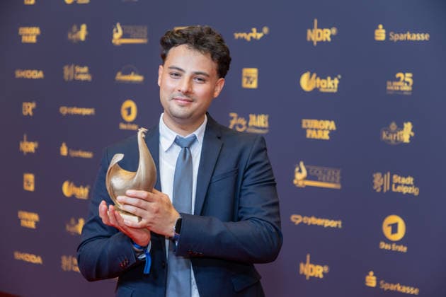 Leipzig - 32. Goldene Henne in Leipzig: Majeed Yarim erhält die Goldene Henne für den Held des Alltag 04.09.2026 ab 18 Uhr Leipzig, Messe-Allee 1 (Leipziger Messe) im Foto: Majeed Yarim erhält die Goldene Henne für den Held des Alltag von Laudator Axel Schuh Deutschlands größter Publikumspreis, die Goldene Henne wird am 4. September 2026 zum 32. Mal vergeben. Die Preisverleihung findet erneut in Leipzig statt und wird vor rund 4.500 Zuschauern in der HALLE:EINS der Leipziger Messe zum zweiten Mal in der ARD live ab 20.15 Uhr übertragen. Die Preise in den Kategorien Entertainment, Film & Fernsehen, Musik und Sport werden traditionell von den Zuschauern bestimmt. Leipzig Sachsen Deutschland ** Copyright: xEHLxMedia BjörnxStachx 20260904_Leipzig-Goldene-Henne-Majeed-Yarim_3