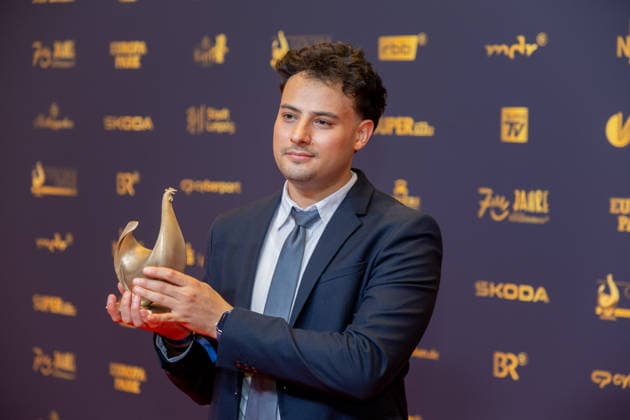 Leipzig - 32. Goldene Henne in Leipzig: Majeed Yarim erhält die Goldene Henne für den Held des Alltag 04.09.2026 ab 18 Uhr Leipzig, Messe-Allee 1 (Leipziger Messe) im Foto: Majeed Yarim erhält die Goldene Henne für den Held des Alltag von Laudator Axel Schuh Deutschlands größter Publikumspreis, die Goldene Henne wird am 4. September 2026 zum 32. Mal vergeben. Die Preisverleihung findet erneut in Leipzig statt und wird vor rund 4.500 Zuschauern in der HALLE:EINS der Leipziger Messe zum zweiten Mal in der ARD live ab 20.15 Uhr übertragen. Die Preise in den Kategorien Entertainment, Film & Fernsehen, Musik und Sport werden traditionell von den Zuschauern bestimmt. Leipzig Sachsen Deutschland ** Copyright: xEHLxMedia BjörnxStachx 20260904_Leipzig-Goldene-Henne-Majeed-Yarim_1