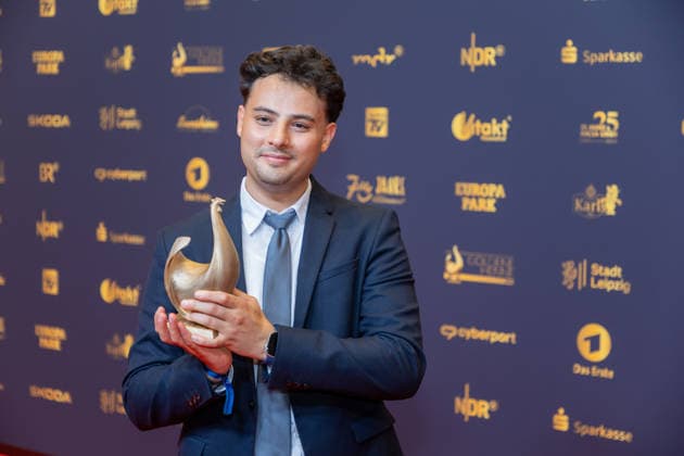 Leipzig - 32. Goldene Henne in Leipzig: Majeed Yarim erhält die Goldene Henne für den Held des Alltag 04.09.2026 ab 18 Uhr Leipzig, Messe-Allee 1 (Leipziger Messe) im Foto: Majeed Yarim erhält die Goldene Henne für den Held des Alltag von Laudator Axel Schuh Deutschlands größter Publikumspreis, die Goldene Henne wird am 4. September 2026 zum 32. Mal vergeben. Die Preisverleihung findet erneut in Leipzig statt und wird vor rund 4.500 Zuschauern in der HALLE:EINS der Leipziger Messe zum zweiten Mal in der ARD live ab 20.15 Uhr übertragen. Die Preise in den Kategorien Entertainment, Film & Fernsehen, Musik und Sport werden traditionell von den Zuschauern bestimmt. Leipzig Sachsen Deutschland ** Copyright: xEHLxMedia BjörnxStachx 20260904_Leipzig-Goldene-Henne-Majeed-Yarim_4