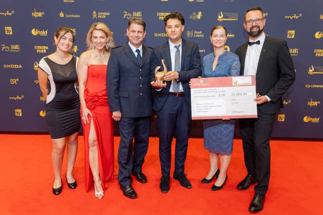 Leipzig - 32. Goldene Henne in Leipzig: Majeed Yarim erhält die Goldene Henne für den Held des Alltag 04.09.2026 ab 18 Uhr Leipzig, Messe-Allee 1 (Leipziger Messe) im Foto: Majeed Yarim erhält die Goldene Henne für den Held des Alltag von Laudator Axel Schuh Deutschlands größter Publikumspreis, die Goldene Henne wird am 4. September 2026 zum 32. Mal vergeben. Die Preisverleihung findet erneut in Leipzig statt und wird vor rund 4.500 Zuschauern in der HALLE:EINS der Leipziger Messe zum zweiten Mal in der ARD live ab 20.15 Uhr übertragen. Die Preise in den Kategorien Entertainment, Film & Fernsehen, Musik und Sport werden traditionell von den Zuschauern bestimmt. Leipzig Sachsen Deutschland ** Copyright: xEHLxMedia BjörnxStachx 20260904_Leipzig-Goldene-Henne-Majeed-Yarim_6