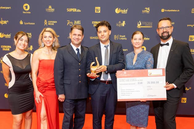Leipzig - 32. Goldene Henne in Leipzig: Majeed Yarim erhält die Goldene Henne für den Held des Alltag 04.09.2026 ab 18 Uhr Leipzig, Messe-Allee 1 (Leipziger Messe) im Foto: Majeed Yarim erhält die Goldene Henne für den Held des Alltag von Laudator Axel Schuh Deutschlands größter Publikumspreis, die Goldene Henne wird am 4. September 2026 zum 32. Mal vergeben. Die Preisverleihung findet erneut in Leipzig statt und wird vor rund 4.500 Zuschauern in der HALLE:EINS der Leipziger Messe zum zweiten Mal in der ARD live ab 20.15 Uhr übertragen. Die Preise in den Kategorien Entertainment, Film & Fernsehen, Musik und Sport werden traditionell von den Zuschauern bestimmt. Leipzig Sachsen Deutschland ** Copyright: xEHLxMedia BjörnxStachx 20260904_Leipzig-Goldene-Henne-Majeed-Yarim_7