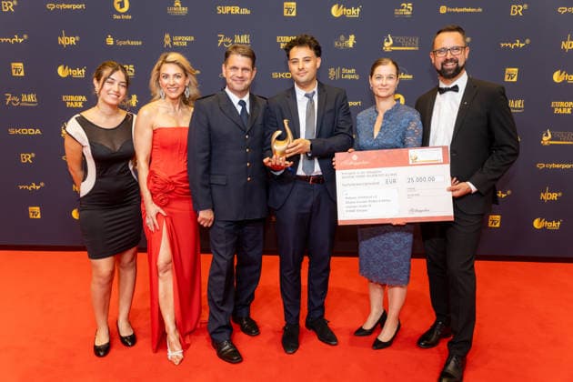 Leipzig - 32. Goldene Henne in Leipzig: Majeed Yarim erhält die Goldene Henne für den Held des Alltag 04.09.2026 ab 18 Uhr Leipzig, Messe-Allee 1 (Leipziger Messe) im Foto: Majeed Yarim erhält die Goldene Henne für den Held des Alltag von Laudator Axel Schuh Deutschlands größter Publikumspreis, die Goldene Henne wird am 4. September 2026 zum 32. Mal vergeben. Die Preisverleihung findet erneut in Leipzig statt und wird vor rund 4.500 Zuschauern in der HALLE:EINS der Leipziger Messe zum zweiten Mal in der ARD live ab 20.15 Uhr übertragen. Die Preise in den Kategorien Entertainment, Film & Fernsehen, Musik und Sport werden traditionell von den Zuschauern bestimmt. Leipzig Sachsen Deutschland ** Copyright: xEHLxMedia BjörnxStachx 20260904_Leipzig-Goldene-Henne-Majeed-Yarim_10