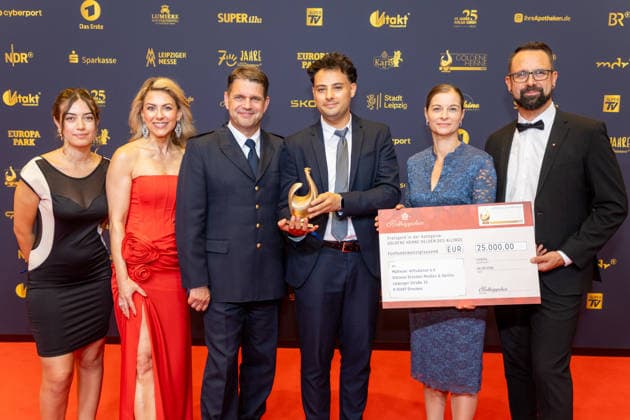 Leipzig - 32. Goldene Henne in Leipzig: Majeed Yarim erhält die Goldene Henne für den Held des Alltag 04.09.2026 ab 18 Uhr Leipzig, Messe-Allee 1 (Leipziger Messe) im Foto: Majeed Yarim erhält die Goldene Henne für den Held des Alltag von Laudator Axel Schuh Deutschlands größter Publikumspreis, die Goldene Henne wird am 4. September 2026 zum 32. Mal vergeben. Die Preisverleihung findet erneut in Leipzig statt und wird vor rund 4.500 Zuschauern in der HALLE:EINS der Leipziger Messe zum zweiten Mal in der ARD live ab 20.15 Uhr übertragen. Die Preise in den Kategorien Entertainment, Film & Fernsehen, Musik und Sport werden traditionell von den Zuschauern bestimmt. Leipzig Sachsen Deutschland ** Copyright: xEHLxMedia BjörnxStachx 20260904_Leipzig-Goldene-Henne-Majeed-Yarim_11