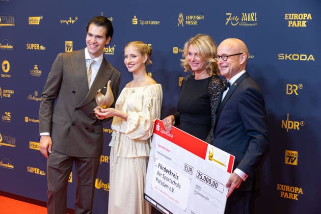 Leipzig - 32. Goldene Henne in Leipzig: Minerva Hase und Nikita Volodin erhalten die Goldene Henne bei der Publikumswahl Sport 04.09.2026 ab 18 Uhr Leipzig, Messe-Allee 1 (Leipziger Messe) im Foto: Minerva Hase und Nikita Volodin erhalten die Goldene Henne bei der Publikumswahl Sport Deutschlands größter Publikumspreis, die Goldene Henne wird am 4. September 2026 zum 32. Mal vergeben. Die Preisverleihung findet erneut in Leipzig statt und wird vor rund 4.500 Zuschauern in der HALLE:EINS der Leipziger Messe zum zweiten Mal in der ARD live ab 20.15 Uhr übertragen. Die Preise in den Kategorien Entertainment, Film & Fernsehen, Musik und Sport werden traditionell von den Zuschauern bestimmt. Leipzig Copyright: xEHLxMedia BjörnxStachx 20260904_Leipzig-Goldene-Henne-Minerva-Hase-Nikita-Volodin_1