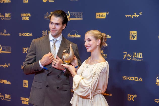 Leipzig - 32. Goldene Henne in Leipzig: Minerva Hase und Nikita Volodin erhalten die Goldene Henne bei der Publikumswahl Sport 04.09.2026 ab 18 Uhr Leipzig, Messe-Allee 1 (Leipziger Messe) im Foto: Minerva Hase und Nikita Volodin erhalten die Goldene Henne bei der Publikumswahl Sport Deutschlands größter Publikumspreis, die Goldene Henne wird am 4. September 2026 zum 32. Mal vergeben. Die Preisverleihung findet erneut in Leipzig statt und wird vor rund 4.500 Zuschauern in der HALLE:EINS der Leipziger Messe zum zweiten Mal in der ARD live ab 20.15 Uhr übertragen. Die Preise in den Kategorien Entertainment, Film & Fernsehen, Musik und Sport werden traditionell von den Zuschauern bestimmt. Leipzig Copyright: xEHLxMedia BjörnxStachx 20260904_Leipzig-Goldene-Henne-Minerva-Hase-Nikita-Volodin_2