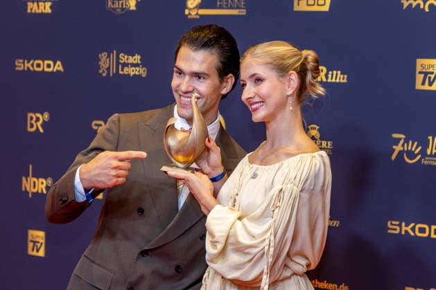 Leipzig - 32. Goldene Henne in Leipzig: Minerva Hase und Nikita Volodin erhalten die Goldene Henne bei der Publikumswahl Sport 04.09.2026 ab 18 Uhr Leipzig, Messe-Allee 1 (Leipziger Messe) im Foto: Minerva Hase und Nikita Volodin erhalten die Goldene Henne bei der Publikumswahl Sport Deutschlands größter Publikumspreis, die Goldene Henne wird am 4. September 2026 zum 32. Mal vergeben. Die Preisverleihung findet erneut in Leipzig statt und wird vor rund 4.500 Zuschauern in der HALLE:EINS der Leipziger Messe zum zweiten Mal in der ARD live ab 20.15 Uhr übertragen. Die Preise in den Kategorien Entertainment, Film & Fernsehen, Musik und Sport werden traditionell von den Zuschauern bestimmt. Leipzig Copyright: xEHLxMedia BjörnxStachx 20260904_Leipzig-Goldene-Henne-Minerva-Hase-Nikita-Volodin_3
