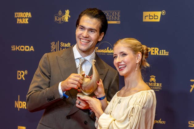 Leipzig - 32. Goldene Henne in Leipzig: Minerva Hase und Nikita Volodin erhalten die Goldene Henne bei der Publikumswahl Sport 04.09.2026 ab 18 Uhr Leipzig, Messe-Allee 1 (Leipziger Messe) im Foto: Minerva Hase und Nikita Volodin erhalten die Goldene Henne bei der Publikumswahl Sport Deutschlands größter Publikumspreis, die Goldene Henne wird am 4. September 2026 zum 32. Mal vergeben. Die Preisverleihung findet erneut in Leipzig statt und wird vor rund 4.500 Zuschauern in der HALLE:EINS der Leipziger Messe zum zweiten Mal in der ARD live ab 20.15 Uhr übertragen. Die Preise in den Kategorien Entertainment, Film & Fernsehen, Musik und Sport werden traditionell von den Zuschauern bestimmt. Leipzig Copyright: xEHLxMedia BjörnxStachx 20260904_Leipzig-Goldene-Henne-Minerva-Hase-Nikita-Volodin_4