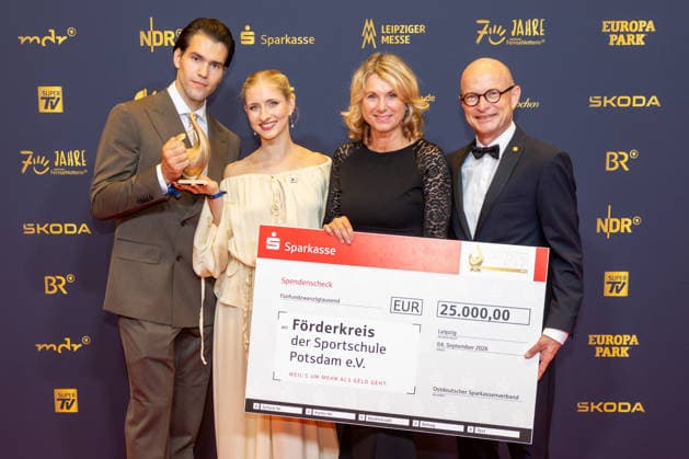 Leipzig - 32. Goldene Henne in Leipzig: Minerva Hase und Nikita Volodin erhalten die Goldene Henne bei der Publikumswahl Sport 04.09.2026 ab 18 Uhr Leipzig, Messe-Allee 1 (Leipziger Messe) im Foto: Minerva Hase und Nikita Volodin erhalten die Goldene Henne bei der Publikumswahl Sport Deutschlands größter Publikumspreis, die Goldene Henne wird am 4. September 2026 zum 32. Mal vergeben. Die Preisverleihung findet erneut in Leipzig statt und wird vor rund 4.500 Zuschauern in der HALLE:EINS der Leipziger Messe zum zweiten Mal in der ARD live ab 20.15 Uhr übertragen. Die Preise in den Kategorien Entertainment, Film & Fernsehen, Musik und Sport werden traditionell von den Zuschauern bestimmt. Leipzig Copyright: xEHLxMedia BjörnxStachx 20260904_Leipzig-Goldene-Henne-Minerva-Hase-Nikita-Volodin_10