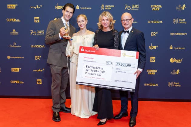 Leipzig - 32. Goldene Henne in Leipzig: Minerva Hase und Nikita Volodin erhalten die Goldene Henne bei der Publikumswahl Sport 04.09.2026 ab 18 Uhr Leipzig, Messe-Allee 1 (Leipziger Messe) im Foto: Minerva Hase und Nikita Volodin erhalten die Goldene Henne bei der Publikumswahl Sport Deutschlands größter Publikumspreis, die Goldene Henne wird am 4. September 2026 zum 32. Mal vergeben. Die Preisverleihung findet erneut in Leipzig statt und wird vor rund 4.500 Zuschauern in der HALLE:EINS der Leipziger Messe zum zweiten Mal in der ARD live ab 20.15 Uhr übertragen. Die Preise in den Kategorien Entertainment, Film & Fernsehen, Musik und Sport werden traditionell von den Zuschauern bestimmt. Leipzig Copyright: xEHLxMedia BjörnxStachx 20260904_Leipzig-Goldene-Henne-Minerva-Hase-Nikita-Volodin_11