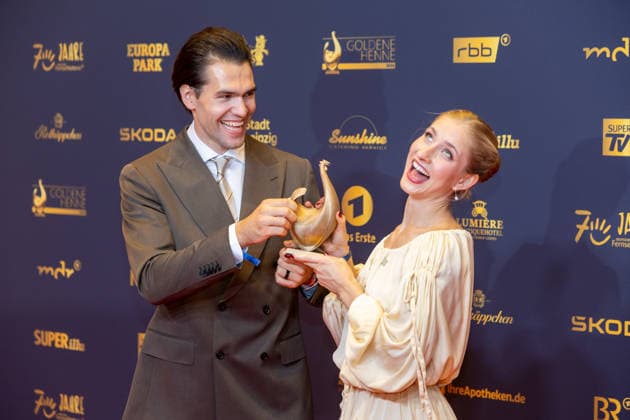 Leipzig - 32. Goldene Henne in Leipzig: Minerva Hase und Nikita Volodin erhalten die Goldene Henne bei der Publikumswahl Sport 04.09.2026 ab 18 Uhr Leipzig, Messe-Allee 1 (Leipziger Messe) im Foto: Minerva Hase und Nikita Volodin erhalten die Goldene Henne bei der Publikumswahl Sport Deutschlands größter Publikumspreis, die Goldene Henne wird am 4. September 2026 zum 32. Mal vergeben. Die Preisverleihung findet erneut in Leipzig statt und wird vor rund 4.500 Zuschauern in der HALLE:EINS der Leipziger Messe zum zweiten Mal in der ARD live ab 20.15 Uhr übertragen. Die Preise in den Kategorien Entertainment, Film & Fernsehen, Musik und Sport werden traditionell von den Zuschauern bestimmt. Leipzig Copyright: xEHLxMedia BjörnxStachx 20260904_Leipzig-Goldene-Henne-Minerva-Hase-Nikita-Volodin_6