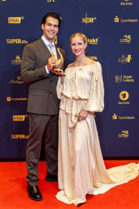 Leipzig - 32. Goldene Henne in Leipzig: Minerva Hase und Nikita Volodin erhalten die Goldene Henne bei der Publikumswahl Sport 04.09.2026 ab 18 Uhr Leipzig, Messe-Allee 1 (Leipziger Messe) im Foto: Minerva Hase und Nikita Volodin erhalten die Goldene Henne bei der Publikumswahl Sport Deutschlands größter Publikumspreis, die Goldene Henne wird am 4. September 2026 zum 32. Mal vergeben. Die Preisverleihung findet erneut in Leipzig statt und wird vor rund 4.500 Zuschauern in der HALLE:EINS der Leipziger Messe zum zweiten Mal in der ARD live ab 20.15 Uhr übertragen. Die Preise in den Kategorien Entertainment, Film & Fernsehen, Musik und Sport werden traditionell von den Zuschauern bestimmt. Leipzig Copyright: xEHLxMedia BjörnxStachx 20260904_Leipzig-Goldene-Henne-Minerva-Hase-Nikita-Volodin_12
