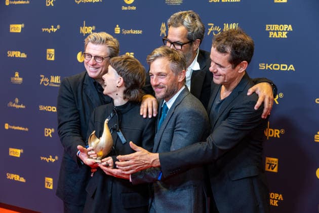 Leipzig - 32. Goldene Henne in Leipzig: Babylon Berlin erhält die Goldene Henne für den ,,Ehrenpreis Fernseh-Event™™ 04.09.2026 ab 18 Uhr Leipzig, Messe-Allee 1 (Leipziger Messe) Fotograf:EHL Media Björn Stach im Foto: Babylon Berlin erhält die Goldene Henne für den ,,Ehrenpreis Fernseh-Event™™ Deutschlands größter Publikumspreis, die Goldene Henne wird am 4. September 2026 zum 32. Mal vergeben. Die Preisverleihung findet erneut in Leipzig statt und wird vor rund 4.500 Zuschauern in der HALLE:EINS der Leipziger Messe zum zweiten Mal in der ARD live ab 20.15 Uhr übertragen. Die Preise in den Kategorien Entertainment, Film & Fernsehen, Musik und Sport werden traditionell von den Zuschauern bestimm Copyright: xEHLxMedia BjörnxStachx 20260904_Leipzig-Goldene-Babylon-Berlin_1