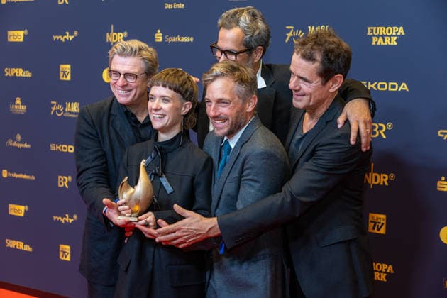 Leipzig - 32. Goldene Henne in Leipzig: Babylon Berlin erhält die Goldene Henne für den ,,Ehrenpreis Fernseh-Event™™ 04.09.2026 ab 18 Uhr Leipzig, Messe-Allee 1 (Leipziger Messe) Fotograf:EHL Media Björn Stach im Foto: Babylon Berlin erhält die Goldene Henne für den ,,Ehrenpreis Fernseh-Event™™ Deutschlands größter Publikumspreis, die Goldene Henne wird am 4. September 2026 zum 32. Mal vergeben. Die Preisverleihung findet erneut in Leipzig statt und wird vor rund 4.500 Zuschauern in der HALLE:EINS der Leipziger Messe zum zweiten Mal in der ARD live ab 20.15 Uhr übertragen. Die Preise in den Kategorien Entertainment, Film & Fernsehen, Musik und Sport werden traditionell von den Zuschauern bestimm Copyright: xEHLxMedia BjörnxStachx 20260904_Leipzig-Goldene-Babylon-Berlin_2