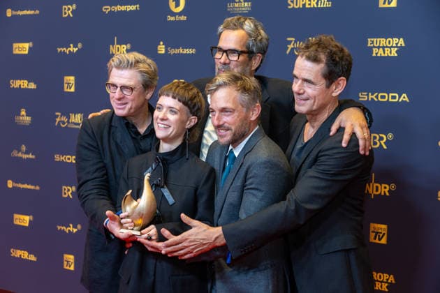Leipzig - 32. Goldene Henne in Leipzig: Babylon Berlin erhält die Goldene Henne für den ,,Ehrenpreis Fernseh-Event™™ 04.09.2026 ab 18 Uhr Leipzig, Messe-Allee 1 (Leipziger Messe) Fotograf:EHL Media Björn Stach im Foto: Babylon Berlin erhält die Goldene Henne für den ,,Ehrenpreis Fernseh-Event™™ Deutschlands größter Publikumspreis, die Goldene Henne wird am 4. September 2026 zum 32. Mal vergeben. Die Preisverleihung findet erneut in Leipzig statt und wird vor rund 4.500 Zuschauern in der HALLE:EINS der Leipziger Messe zum zweiten Mal in der ARD live ab 20.15 Uhr übertragen. Die Preise in den Kategorien Entertainment, Film & Fernsehen, Musik und Sport werden traditionell von den Zuschauern bestimm Copyright: xEHLxMedia BjörnxStachx 20260904_Leipzig-Goldene-Babylon-Berlin_3