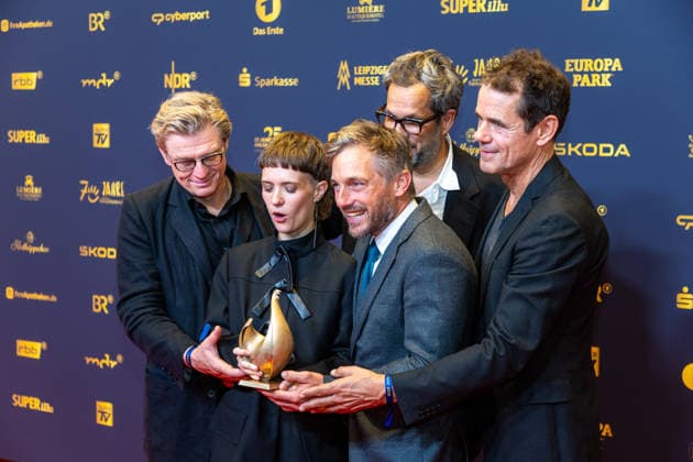 Leipzig - 32. Goldene Henne in Leipzig: Babylon Berlin erhält die Goldene Henne für den ,,Ehrenpreis Fernseh-Event™™ 04.09.2026 ab 18 Uhr Leipzig, Messe-Allee 1 (Leipziger Messe) Fotograf:EHL Media Björn Stach im Foto: Babylon Berlin erhält die Goldene Henne für den ,,Ehrenpreis Fernseh-Event™™ Deutschlands größter Publikumspreis, die Goldene Henne wird am 4. September 2026 zum 32. Mal vergeben. Die Preisverleihung findet erneut in Leipzig statt und wird vor rund 4.500 Zuschauern in der HALLE:EINS der Leipziger Messe zum zweiten Mal in der ARD live ab 20.15 Uhr übertragen. Die Preise in den Kategorien Entertainment, Film & Fernsehen, Musik und Sport werden traditionell von den Zuschauern bestimm Copyright: xEHLxMedia BjörnxStachx 20260904_Leipzig-Goldene-Babylon-Berlin_5