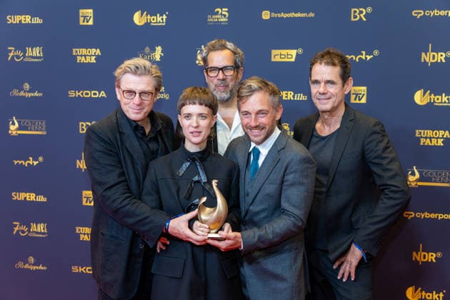 Leipzig - 32. Goldene Henne in Leipzig: Babylon Berlin erhält die Goldene Henne für den ,,Ehrenpreis Fernseh-Event™™ 04.09.2026 ab 18 Uhr Leipzig, Messe-Allee 1 (Leipziger Messe) Fotograf:EHL Media Björn Stach im Foto: Babylon Berlin erhält die Goldene Henne für den ,,Ehrenpreis Fernseh-Event™™ Deutschlands größter Publikumspreis, die Goldene Henne wird am 4. September 2026 zum 32. Mal vergeben. Die Preisverleihung findet erneut in Leipzig statt und wird vor rund 4.500 Zuschauern in der HALLE:EINS der Leipziger Messe zum zweiten Mal in der ARD live ab 20.15 Uhr übertragen. Die Preise in den Kategorien Entertainment, Film & Fernsehen, Musik und Sport werden traditionell von den Zuschauern bestimm Copyright: xEHLxMedia BjörnxStachx 20260904_Leipzig-Goldene-Babylon-Berlin_9