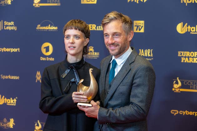 Leipzig - 32. Goldene Henne in Leipzig: Babylon Berlin erhält die Goldene Henne für den ,,Ehrenpreis Fernseh-Event™™ 04.09.2026 ab 18 Uhr Leipzig, Messe-Allee 1 (Leipziger Messe) Fotograf:EHL Media Björn Stach im Foto: Babylon Berlin erhält die Goldene Henne für den ,,Ehrenpreis Fernseh-Event™™ Deutschlands größter Publikumspreis, die Goldene Henne wird am 4. September 2026 zum 32. Mal vergeben. Die Preisverleihung findet erneut in Leipzig statt und wird vor rund 4.500 Zuschauern in der HALLE:EINS der Leipziger Messe zum zweiten Mal in der ARD live ab 20.15 Uhr übertragen. Die Preise in den Kategorien Entertainment, Film & Fernsehen, Musik und Sport werden traditionell von den Zuschauern bestimm Copyright: xEHLxMedia BjörnxStachx 20260904_Leipzig-Goldene-Babylon-Berlin_12