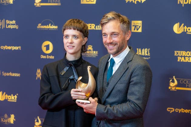 Leipzig - 32. Goldene Henne in Leipzig: Babylon Berlin erhält die Goldene Henne für den ,,Ehrenpreis Fernseh-Event™™ 04.09.2026 ab 18 Uhr Leipzig, Messe-Allee 1 (Leipziger Messe) Fotograf:EHL Media Björn Stach im Foto: Babylon Berlin erhält die Goldene Henne für den ,,Ehrenpreis Fernseh-Event™™ Deutschlands größter Publikumspreis, die Goldene Henne wird am 4. September 2026 zum 32. Mal vergeben. Die Preisverleihung findet erneut in Leipzig statt und wird vor rund 4.500 Zuschauern in der HALLE:EINS der Leipziger Messe zum zweiten Mal in der ARD live ab 20.15 Uhr übertragen. Die Preise in den Kategorien Entertainment, Film & Fernsehen, Musik und Sport werden traditionell von den Zuschauern bestimm Copyright: xEHLxMedia BjörnxStachx 20260904_Leipzig-Goldene-Babylon-Berlin_13