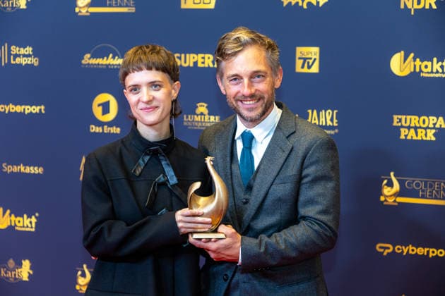 Leipzig - 32. Goldene Henne in Leipzig: Babylon Berlin erhält die Goldene Henne für den ,,Ehrenpreis Fernseh-Event™™ 04.09.2026 ab 18 Uhr Leipzig, Messe-Allee 1 (Leipziger Messe) Fotograf:EHL Media Björn Stach im Foto: Babylon Berlin erhält die Goldene Henne für den ,,Ehrenpreis Fernseh-Event™™ Deutschlands größter Publikumspreis, die Goldene Henne wird am 4. September 2026 zum 32. Mal vergeben. Die Preisverleihung findet erneut in Leipzig statt und wird vor rund 4.500 Zuschauern in der HALLE:EINS der Leipziger Messe zum zweiten Mal in der ARD live ab 20.15 Uhr übertragen. Die Preise in den Kategorien Entertainment, Film & Fernsehen, Musik und Sport werden traditionell von den Zuschauern bestimm Copyright: xEHLxMedia BjörnxStachx 20260904_Leipzig-Goldene-Babylon-Berlin_15