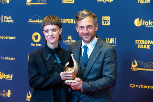 Leipzig - 32. Goldene Henne in Leipzig: Babylon Berlin erhält die Goldene Henne für den ,,Ehrenpreis Fernseh-Event™™ 04.09.2026 ab 18 Uhr Leipzig, Messe-Allee 1 (Leipziger Messe) Fotograf:EHL Media Björn Stach im Foto: Babylon Berlin erhält die Goldene Henne für den ,,Ehrenpreis Fernseh-Event™™ Deutschlands größter Publikumspreis, die Goldene Henne wird am 4. September 2026 zum 32. Mal vergeben. Die Preisverleihung findet erneut in Leipzig statt und wird vor rund 4.500 Zuschauern in der HALLE:EINS der Leipziger Messe zum zweiten Mal in der ARD live ab 20.15 Uhr übertragen. Die Preise in den Kategorien Entertainment, Film & Fernsehen, Musik und Sport werden traditionell von den Zuschauern bestimm Copyright: xEHLxMedia BjörnxStachx 20260904_Leipzig-Goldene-Babylon-Berlin_16
