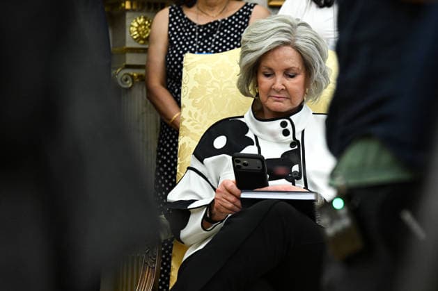 September 4, 2026, Washington, District Of Columbia, USA: WASHINGTON, DC - SEPTEMBER 4: White House Chief of Staff Susie Wiles sits behind the press as United States President Donald J Trump makes an announcement on taking action to help farmers and ranchers with meat processing on Friday, Sept. 4, 2026 in the Oval Office of the White House in Washington, DC, USA Washington USA  - ZUMAs152 20260904_faa_s152_004 Copyright: xAnnabellexGordonx-xPoolxviaxCNPx