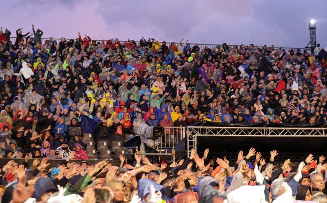 Andrea Berg Live Concert as part of Stars am Strand ; here s a look at the audience, who are in high spirits despite the rain—Timmendorfer Strand