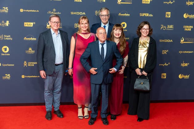 Leipzig - Große Preisverleihung in der Messe: Deutschlands größter Publikumspreis wird zum 32. Mal verliehen 04.09.2026 ab 18 Uhr Leipzig, Messe-Allee 1 (Leipziger Messe) Im Foto: Bodo Ramelow (links), Dietmar Bartsch (mitte hinten), Gregor Gysi (mitte vorn), Heidi Reichinnek (zweite von rechts), Politiker Die Linke Deutschlands größter Publikumspreis, die Goldene Henne wird am 4. September 2026 zum 32. Mal vergeben. Die Preisverleihung findet erneut in Leipzig statt und wird vor rund 4.500 Zuschauern in der HALLE:EINS der Leipziger Messe zum zweiten Mal in der ARD live ab 20.15 Uhr übertragen. Die Preise in den Kategorien Entertainment, Film & Fernsehen, Musik und Sport werden traditionell von den Zuscha Copyright: xEHLxMedia BjörnxStachx 20260904_goldenehenne-leipzig-roterteppich-2_65