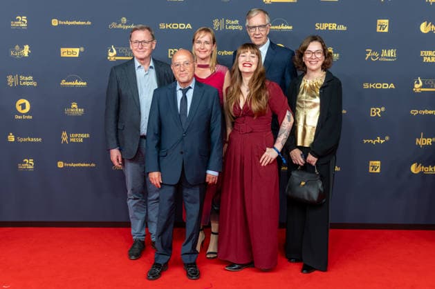 Leipzig - Große Preisverleihung in der Messe: Deutschlands größter Publikumspreis wird zum 32. Mal verliehen 04.09.2026 ab 18 Uhr Leipzig, Messe-Allee 1 (Leipziger Messe) Im Foto: Bodo Ramelow (links), Dietmar Bartsch (mitte hinten), Gregor Gysi (mitte vorn), Heidi Reichinnek (zweite von rechts), Politiker Die Linke Deutschlands größter Publikumspreis, die Goldene Henne wird am 4. September 2026 zum 32. Mal vergeben. Die Preisverleihung findet erneut in Leipzig statt und wird vor rund 4.500 Zuschauern in der HALLE:EINS der Leipziger Messe zum zweiten Mal in der ARD live ab 20.15 Uhr übertragen. Die Preise in den Kategorien Entertainment, Film & Fernsehen, Musik und Sport werden traditionell von den Zuscha Copyright: xEHLxMedia BjörnxStachx 20260904_goldenehenne-leipzig-roterteppich-2_66