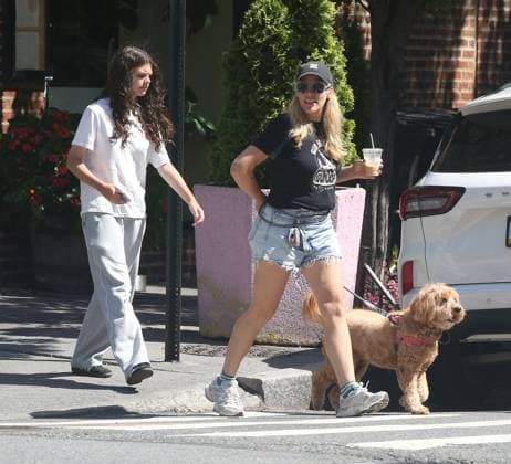Busy Philipps and daughter Birdie Silverstein walk their dog in the West Village later meeting up with a friend for lunch. Philipps underwent surgery 6 months ago to remove a brain tumor. Featuring: Busy Philipps, Birdie Silverstein Where: New York City, New York, United States When: 04 Sep 2026 Credit: Rob Davis INSTARimages EDITORIAL USE ONLY. NOT FOR USE BY NEWSPAPERS BASED IN THE UK. Copyright: xx instar55979876