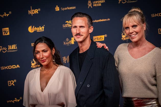 LEIPZIG, GERMANY, SEPTEMBER 4, 2026 The 2026 Golden Hen Awards ceremony on the red carpet in Exhibition Hall 1 in Leipzig. Once again, the gala will honor personalities from the worlds of entertainment, television, music, and sports. Melanie Marschke, Johannes Hendrik Langer, and Amy Musul, Soko Leipzig 2026 Golden Hen Awards Red Carpet