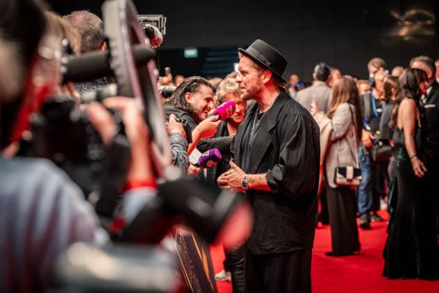 LEIPZIG, GERMANY, SEPTEMBER 4, 2026 The 2026 Golden Hen Awards ceremony on the red carpet in Exhibition Hall 1 in Leipzig. At the gala, personalities from the worlds of entertainment, television, music, and sports will be honored Johannes Oerding 2026 Golden Hen Red Carpet