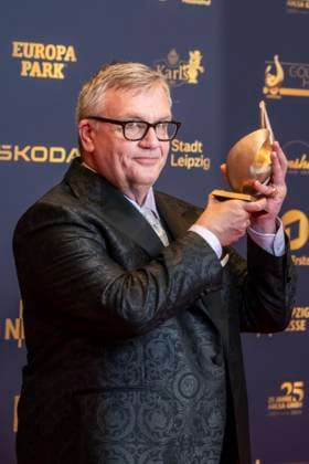 ABB GOLDEN HEN: Hape Kerkeling, winner of the Golden Hen Award, appeared on the red carpet with a hen at the 32nd Golden Hen Audience Award ceremony at the Neue Messe Leipzig on September 4, 2026, in Leipzig, Saxony, Germany