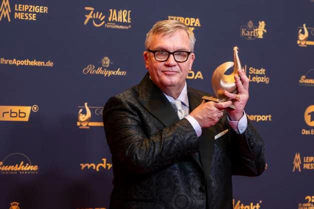 ABB GOLDEN HEN: Hape Kerkeling, winner of the Golden Hen Award, appeared on the red carpet with a hen at the 32nd Golden Hen Audience Award ceremony at the Neue Messe Leipzig on September 4, 2026, in Leipzig, Saxony, Germany