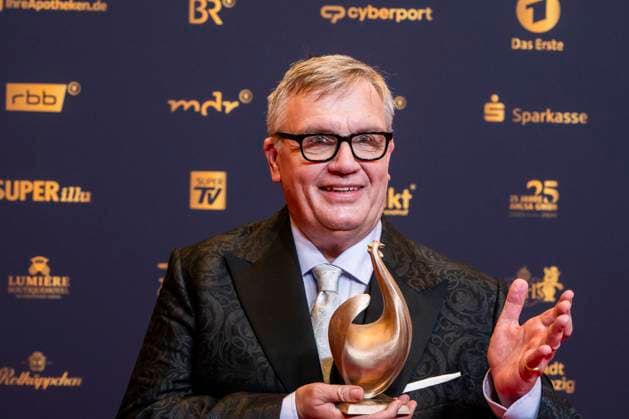 ABB GOLDEN HEN: Hape Kerkeling, winner of the Golden Hen Award, appeared on the red carpet with a hen at the 32nd Golden Hen Audience Award ceremony at the Neue Messe Leipzig on September 4, 2026, in Leipzig, Saxony, Germany