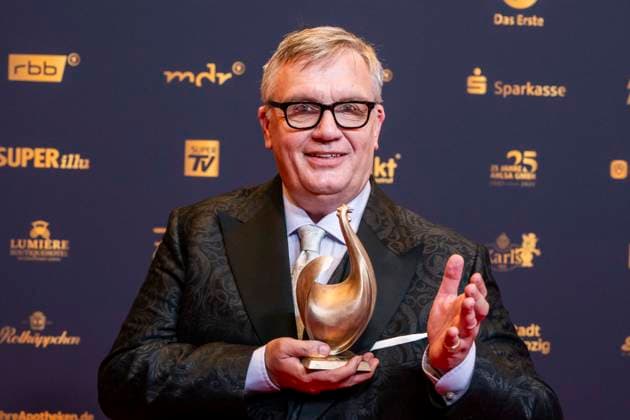 ABB GOLDEN HEN: Hape Kerkeling, winner of the Golden Hen Award, appeared on the red carpet with a hen at the 32nd Golden Hen Audience Award ceremony at the Neue Messe Leipzig on September 4, 2026, in Leipzig, Saxony, Germany