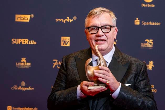 ABB GOLDEN HEN: Hape Kerkeling, winner of the Golden Hen Award, appeared on the red carpet with a hen at the 32nd Golden Hen Audience Award ceremony at the Neue Messe Leipzig on September 4, 2026, in Leipzig, Saxony, Germany