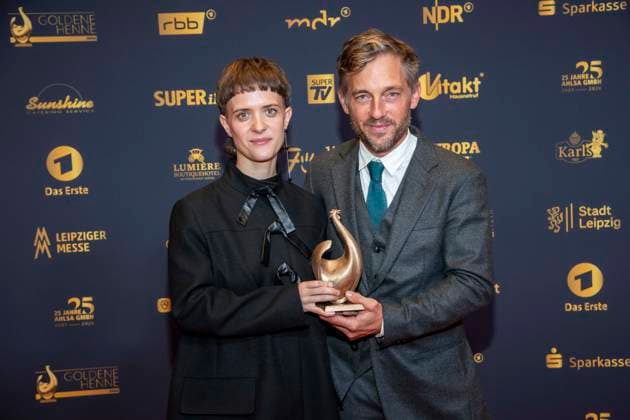 ABB GOLDEN HEN Liv Lisa Fries and Volker Bruch, winners of the Babylon Berlin Award, appeared on the red carpet with the Golden Hen at the 32nd Golden Hen Audience Award ceremony at the Neue Messe Leipzig on September 4, 2026, in Leipzig, Saxony, Germany