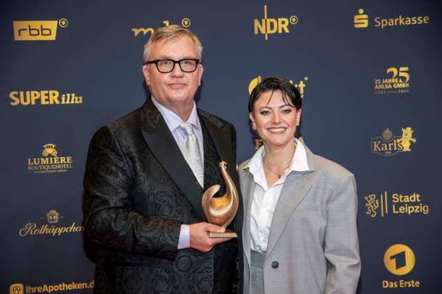 ABB GOLDEN HEN: Hape Kerkeling and Tahnee Schaffarczyk, winners of the Golden Hen award, appear on the red carpet with the Golden Hen at the 32nd Golden Hen Audience Choice Award ceremony at the Neue Messe Leipzig on September 4, 2026, in Leipzig, Saxony, Germany