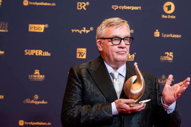 ABB GOLDEN HEN: Hape Kerkeling, winner of the Golden Hen Award, appeared on the red carpet with a hen at the 32nd Golden Hen Audience Award ceremony at the Neue Messe Leipzig on September 4, 2026, in Leipzig, Saxony, Germany