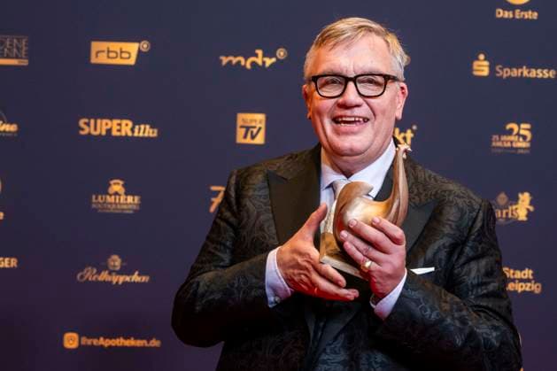 ABB GOLDEN HEN: Hape Kerkeling, winner of the Golden Hen Award, appeared on the red carpet with a hen at the 32nd Golden Hen Audience Award ceremony at the Neue Messe Leipzig on September 4, 2026, in Leipzig, Saxony, Germany