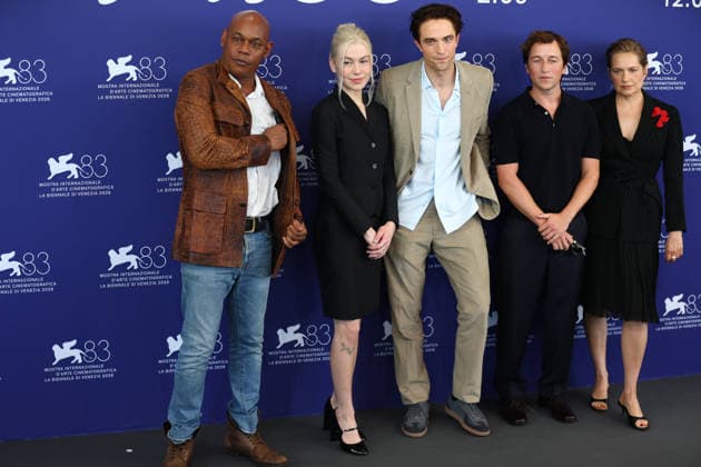 September 5, 2026, Venice Lido, Veneto, Italy: Cast and crew of whom ROBERT PATTINSON and PHOEBE BRIDGERS during the Primetime photocall at the 83rd Venice Film Festival at Sala Grande in Venice Lido, Italy Venice Lido Italy  - ZUMAc179 20260905_zep_c179_013 Copyright: xMickaelxChavetx