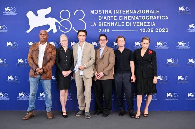 Entertainment Bilder des Tages September 5, 2026, Venice, Rome, Italy: Bokeem Woodbine, Phoebe Bridgers, Robert Pattinson, director Lance Oppenheim, Skyler Gisondo, and Merritt Wever during the photocall for the film Primetime, 83rd Venice International Film Festival, Venice, September 5, 2026 Venice Italy  - ZUMAa289 20260905_zia_a289_049 Copyright: xMariaxLauraxAntonellix xAgfx